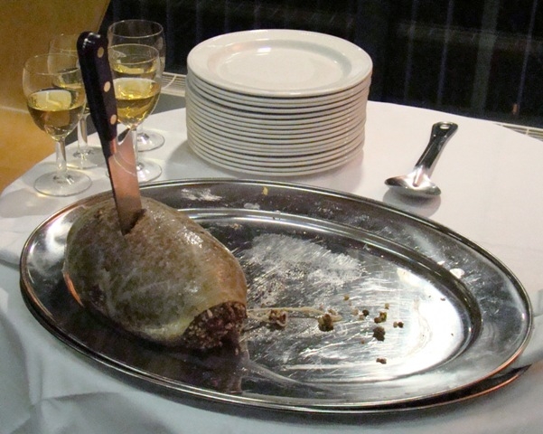 Haggis  Este é um prato tradicional na Escócia. Contém estômago de carneiro recheado de fígado de cordeiro, pulmões e coração, aveia, cebola, sebo e tempero, ou seja, tudo aquilo que nós adoramos.